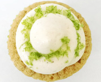 Vaniljcupcakes fyllda med lime curd och toppade med vanilj/lime-frosting