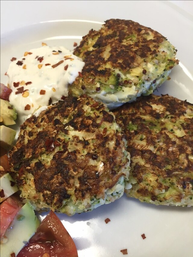 Vegetariska biffar av blomkål, broccoli & quinoa