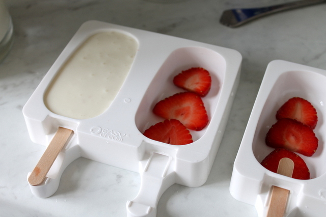 Yoghurt + persika + jordgubbar = glass