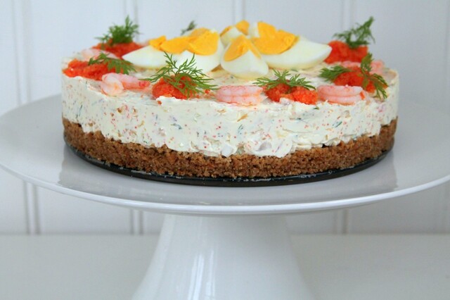 Räkcheesecake med stenbitsrom, ägg och kavring