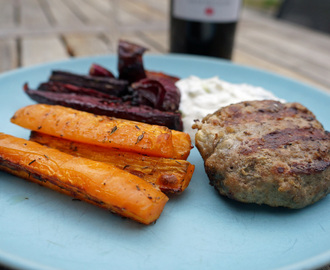 Lammfärsbiffar, ugnsrostade grönsaker och tzatziki