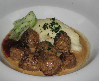 Köttbullar med potatismos och gräddsås