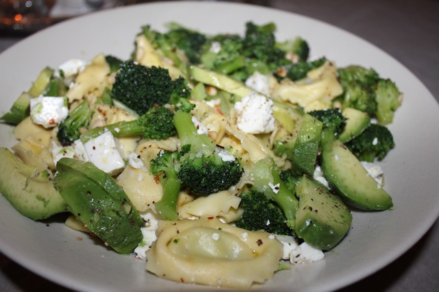 Tortellini med broccoli och feta ost