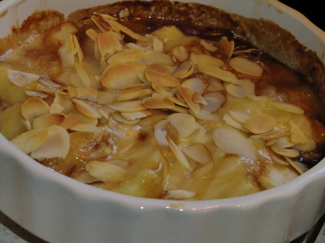 Taleggiogratinerade päron med dadelsirap och mandelspåm - ostbricka och dessert i kombination