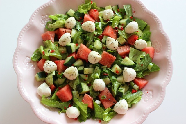 Fräsch sallad med melon och minimozzarella