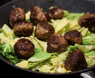 LCHF: Köttbullar med sirapsstekt savoykål