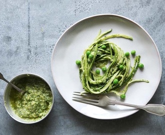 Grön pasta av zucchini