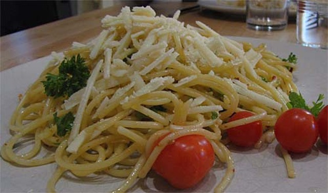 Spagetti aglio, olio e peperoncino