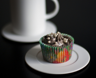 Hallonfyllda cupcakes med lakritsfrosting