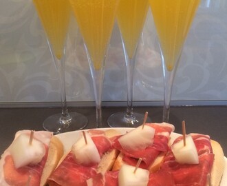 Pincho serverad med ett glas bellini