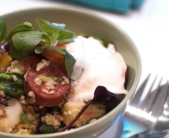 Varm korvsallad med bulgur och chiliyoghurt