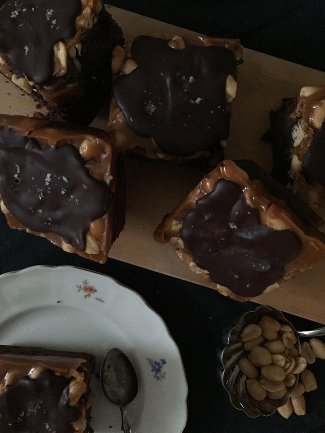 Brownies med karamelliserad banan, jordnötskola & mörk choklad