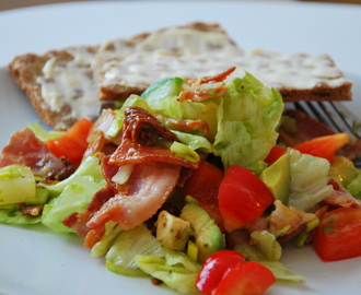 Saftig sallad med bacon och honungsdressing