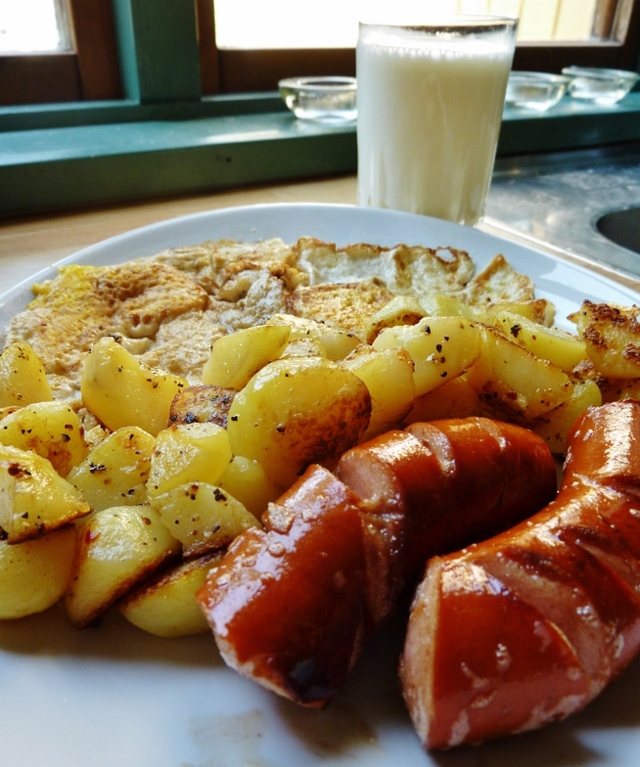 "Arbetarlunch" med stekt potatis, frukostkorv och ägg