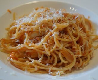 Pasta med tomatsås, räkor och bläckfisk