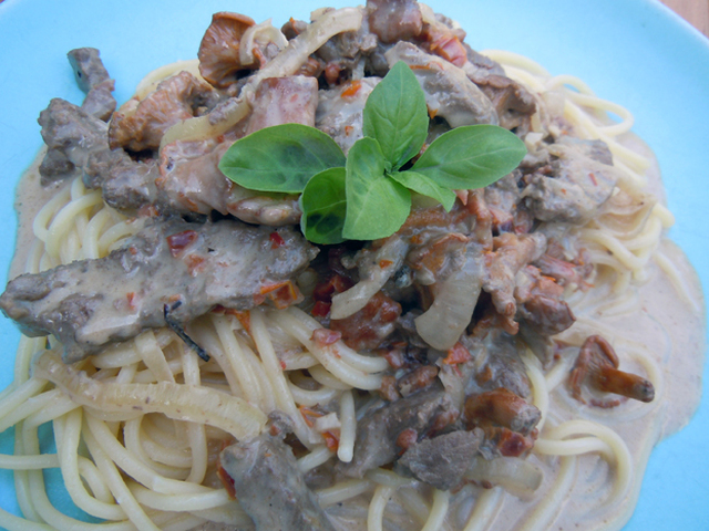 Pasta med oxfilé och kantareller i gräddig sås