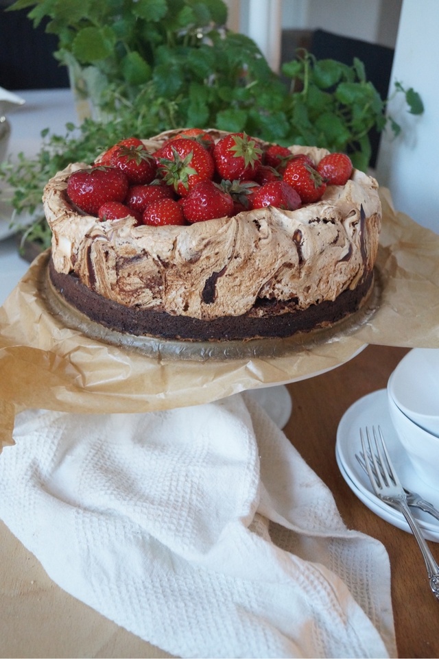 Brownietårta med chokladmaräng-swirl.