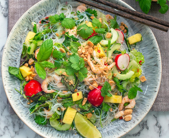 Nudelsallad med räkor, mango och jordnötter