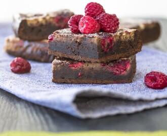 Lakritsbrownies med cheesecaketopping och hallon