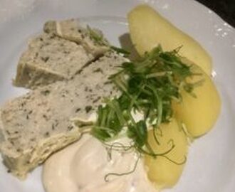 Fiskpaté med touch av sill, kokt potatis och kall sås