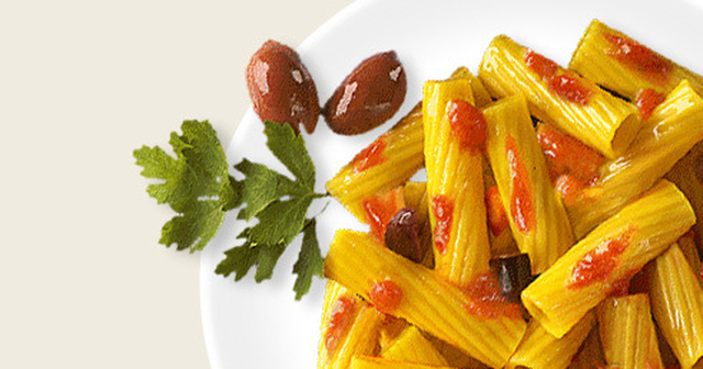 Tortiglioni med söt paprika, oliver och bacon