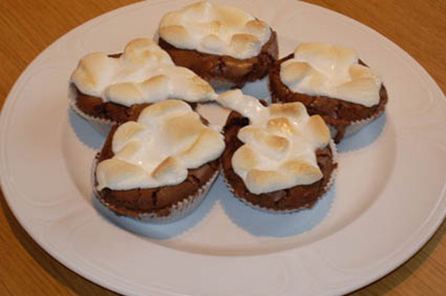 Sega chokladmuffins med marshmallowtäcke.