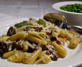 Vardagslyxig pasta med svamp, bacon & lite grädde