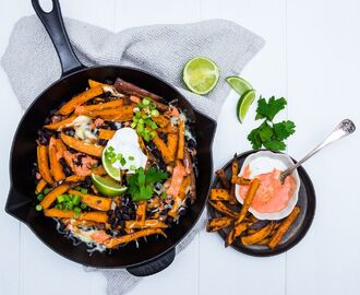 Sötpotatisnachos med svarta bönor, paprikacréme & limeyoghurt