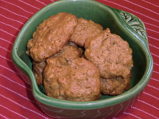 Knapriga glutenfria havrekakor med russin, gojibär, hackad mandel och mandelpasta