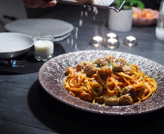 Lady & Lufsen – pasta med kycklingköttbullar och tomatsås