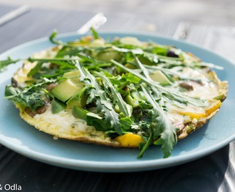 Omelett med avocado och ruccola