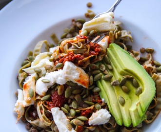 Bönpasta med röd pesto, mozzarella & avokado | SWEATLI