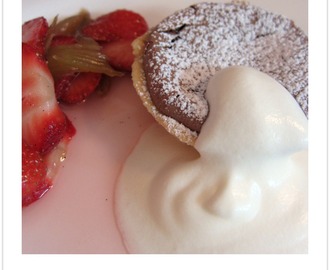 Mörk chokladtartelette med papparmintsgrädde och vaniljinkokta rabarber och jordgubbar