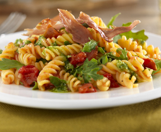 Barilla Glutenfri Fusilli med basilikapesto, rucola, rostade tomater och spröd prosciutto