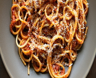 Pasta med tomater, vitlök och ansjovis