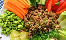 Ssäm – kryddig kycklingfärs och grönsaker i salladsblad med Nouc Cham