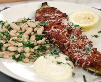 Fylld zucchini med parmesankräm och bönor