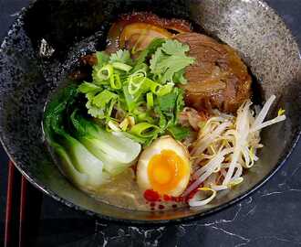 Tonkutsu ramen med chashu