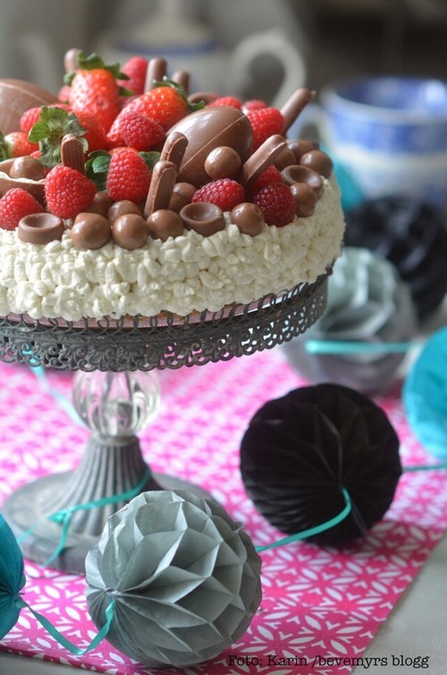 The more the merrier - krullig tårta med choklad, hallon och jordgubbar