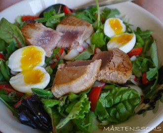 Sallad Nicoise med grillad tonfisk.