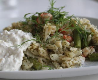 Varm sallad med kräftstjärtar och citrusyoghurt