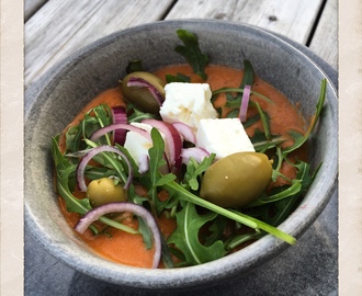 FÄRSK TOMATSOPPA TOPPAD MED RUCCOLA, OLIVER, RÖDLÖK OCH FETAOST