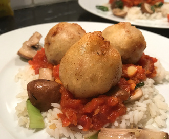 Friterade kinesiska köttbullar och tomatsås med ingefära och vitlök