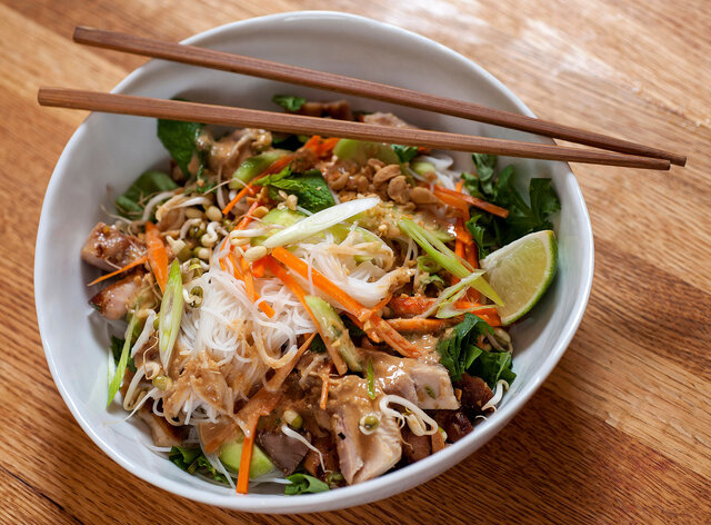 Cold Rice Noodles With Grilled Chicken and Peanut Sauce