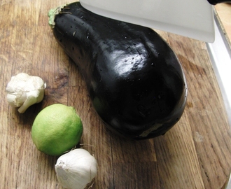 Ugnsbakad Aubergine med feta, persilja och vitlök.