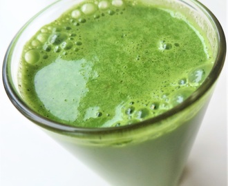 Grön smoothie med hasselnötsmjölk