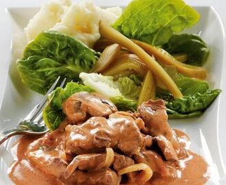 Biff Stroganoff med potatismos och saltgurka