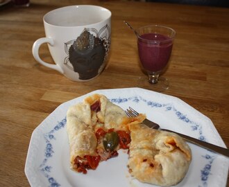 Vabfrukost med blåbärs & banan smoothie och varm frukostbulle