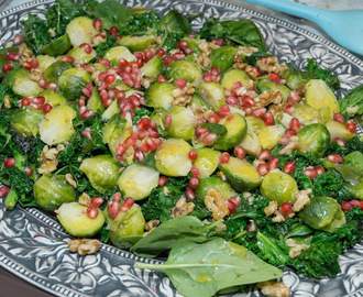 Kålsallad med granatäpple och valnötter