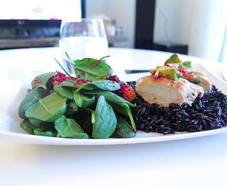 Chicken with black thai rice, avocado & rawsalad